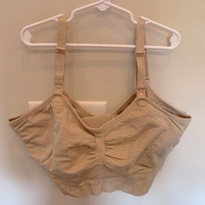 Kindred Bravely pumping and nursing bra